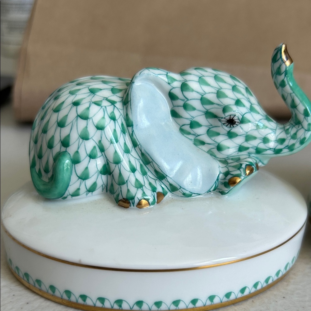 Herend Green and Gold Elephant Trinket Box - Picture 4 of 4